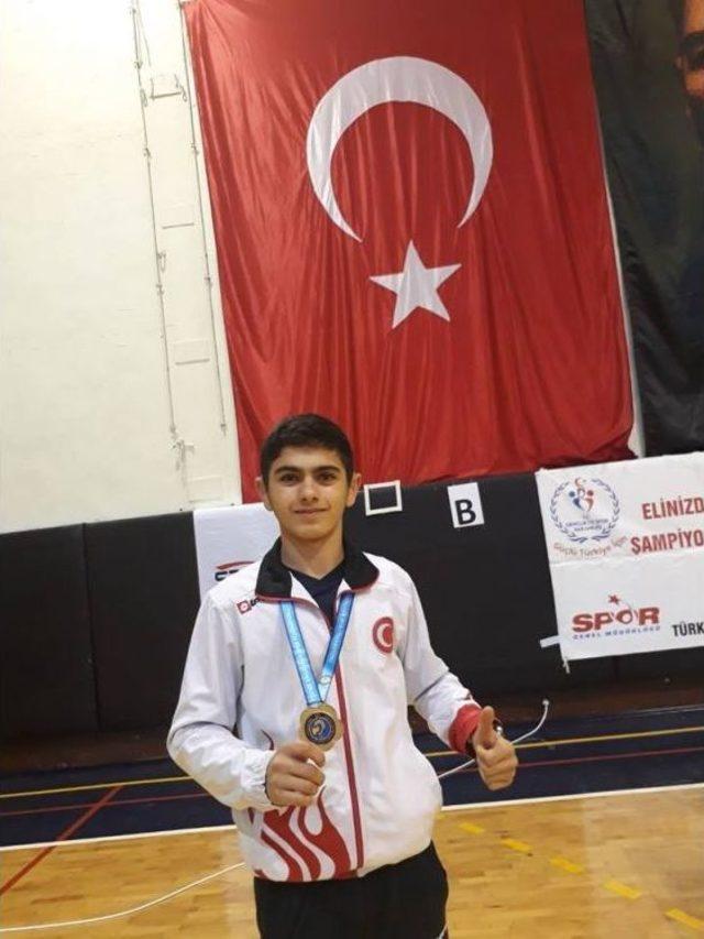 Palandöken Belediye Spor Güreş Takımı Sporcusu Türkiye Şampiyonu Oldu