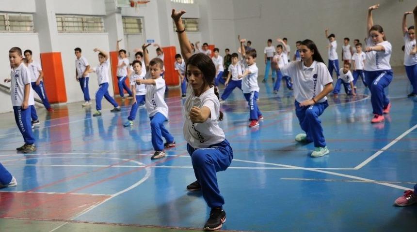 Yunusemre&rsquo;de Veliler &Ccedil;ocuklarıyla Birlikte Wushu Yapıyor