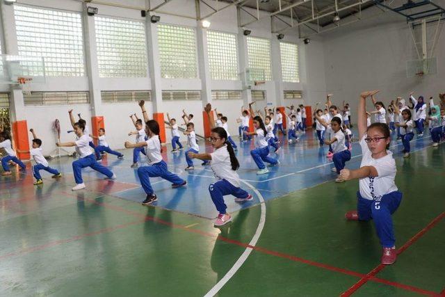 Yunusemre’de Veliler Çocuklarıyla Birlikte Wushu Yapıyor