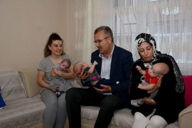 Başkan Özkan’dan Üçüz Bebeği Olan Çifte Ziyaret