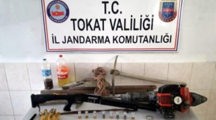 İzinsiz Kazı Yaparken Jandarmaya Yakalandılar