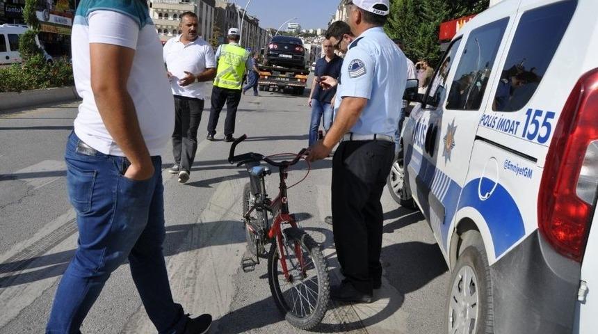 Otomobil Bisikletli Çocuğa Çarptı