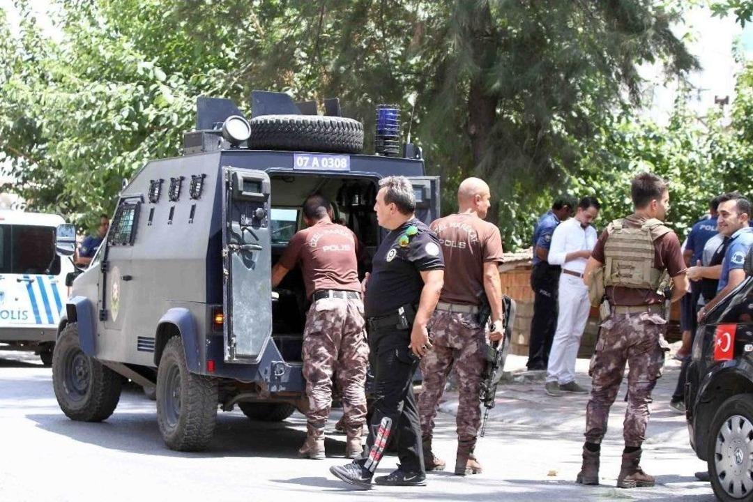 Antalya&rsquo;da Taşlı, Sopalı, Silahlı Mahalle Kavgası