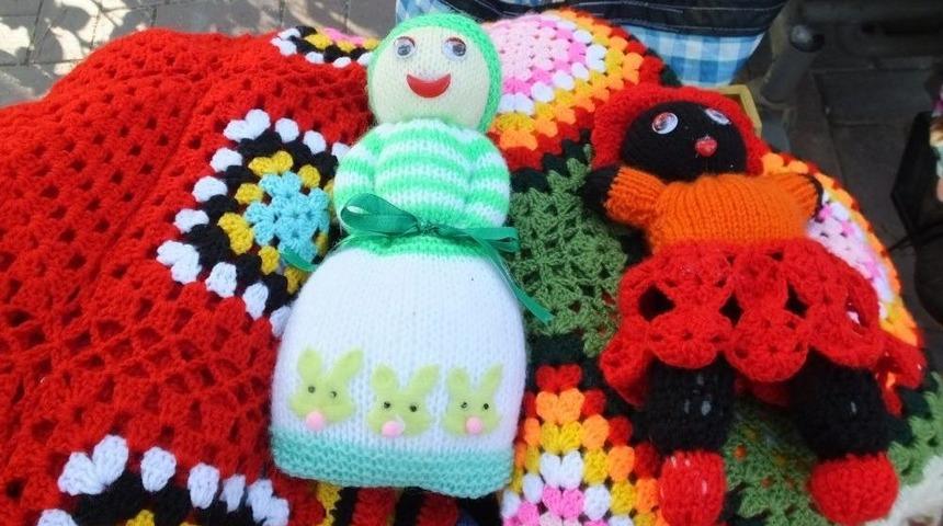 M&uuml;fide Hanım Evinde &Uuml;retiyor, Parkta Satıyor