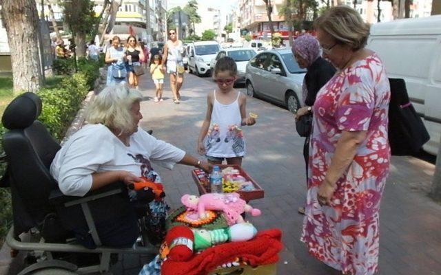 Müfide Hanım Evinde Üretiyor, Parkta Satıyor