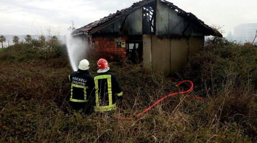 Metruk Kul&uuml;bede &Ccedil;ıkan Yangın Paniğe Sebep Oldu