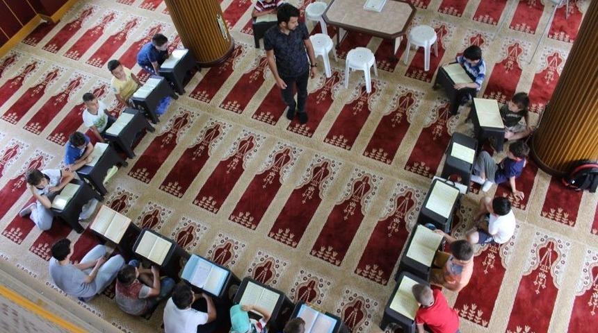 Camide D&uuml;zenlenen Zeka Oyunları &Ccedil;ocukları Kur&rsquo;an Kursuna &Ccedil;ekiyor