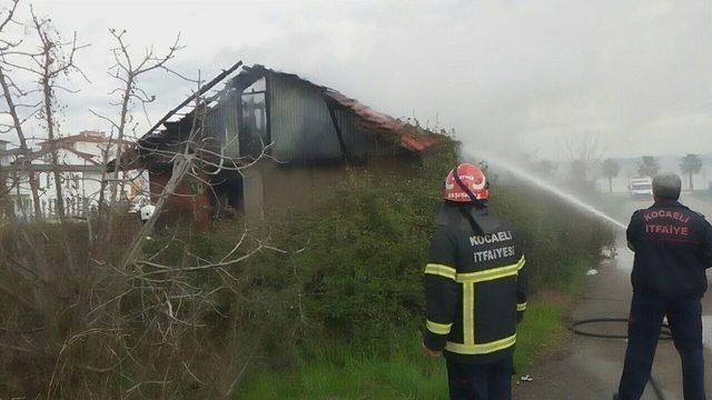 Metruk Kulübede Çıkan Yangın Paniğe Sebep Oldu