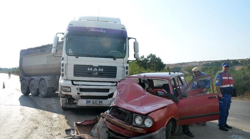 Trafiğe Kapalı Yola Giren Otomobil Tırla &Ccedil;arpıştı: 3 Yaralı
