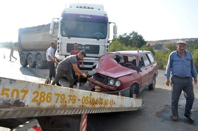 Trafiğe Kapalı Yola Giren Otomobil Tırla Çarpıştı: 3 Yaralı