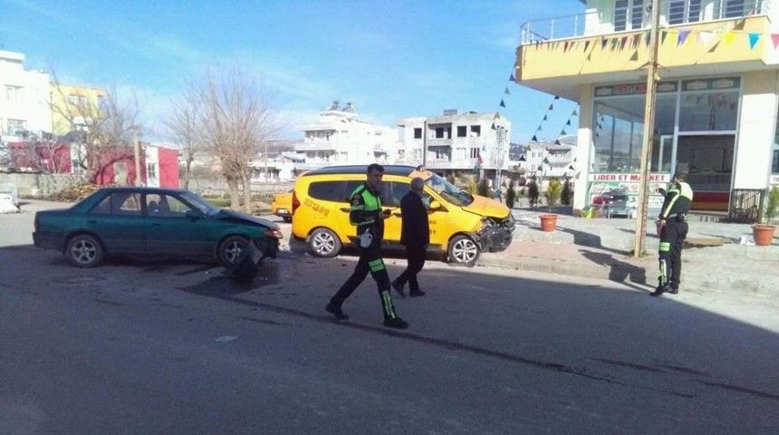 Hafif Ticari Ara&ccedil; İle Otomobil &Ccedil;arpıştı: 2 Yaralı