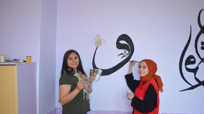 Gen&ccedil;lerden Kur&rsquo;an Kursu Duvarına Sanatsal Dokunuş