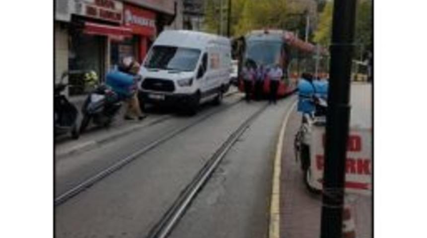 Tramvay Dakikalarca Minibüsü Bekledi