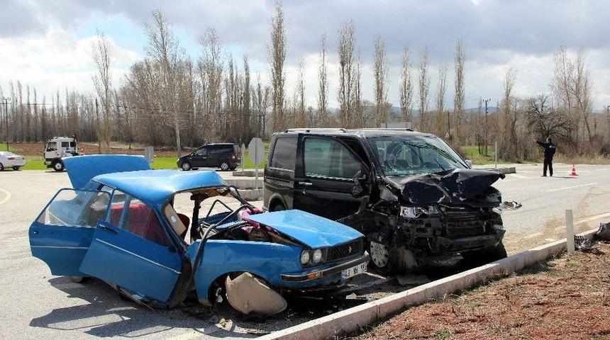 K&uuml;tahya&rsquo;da Otomobil İle Minib&uuml;s &Ccedil;arpıştı: 2 &Ouml;l&uuml;, 2 Yaralı