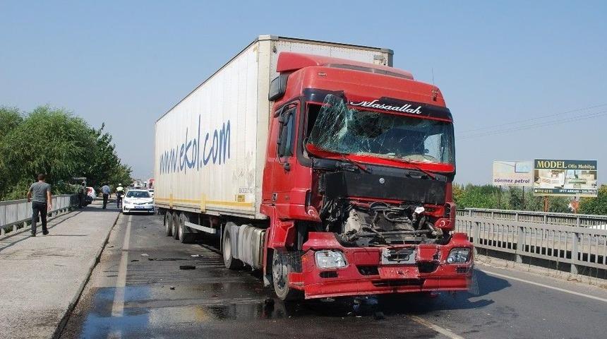 Tır Kamyona Arkadan &Ccedil;arptı: 2 Yaralı
