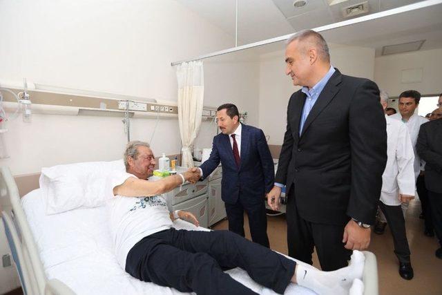 Bakan Ersoy &Uuml;nl&uuml; Sanat&ccedil;ı Can G&uuml;rzap&rsquo;ı Ziyaret Etti 1