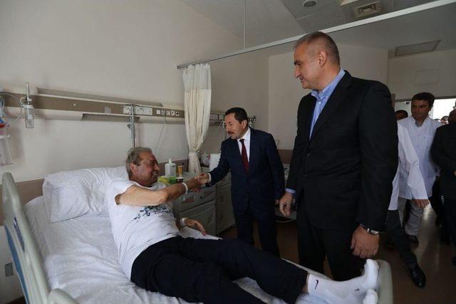 Bakan Ersoy &Uuml;nl&uuml; Sanat&ccedil;ı Can G&uuml;rzap&rsquo;ı Ziyaret Etti 3