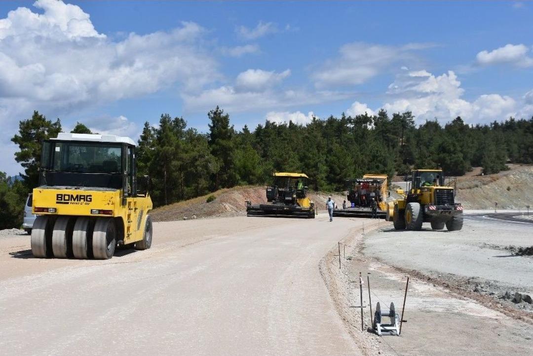 Dursunbey - Tavşanlı Yolunda Asfalt &Ccedil;alışmaları Başlıyor