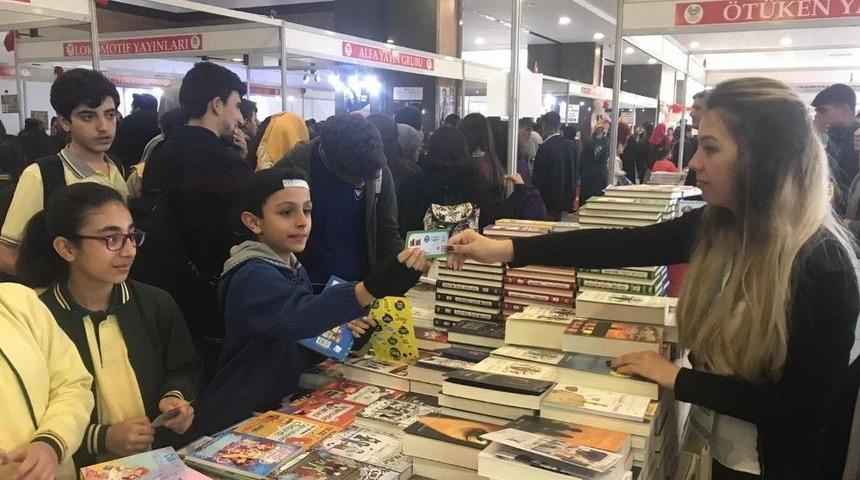 Kitap Fuarını 5 G&uuml;nde 75 Bin Kişi Ziyaret Etti