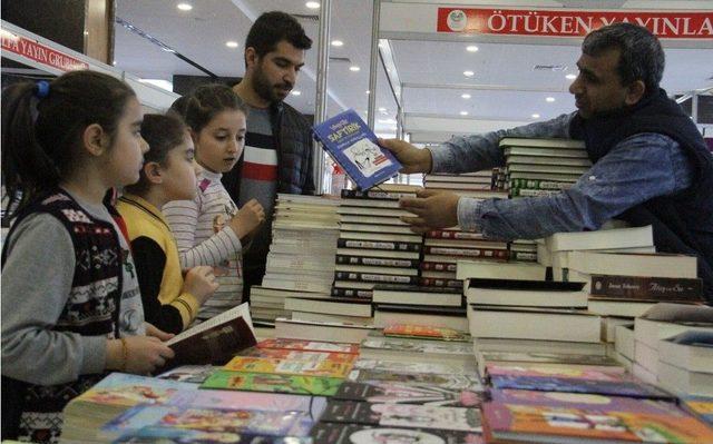 Kitap Fuarını 5 Günde 75 Bin Kişi Ziyaret Etti