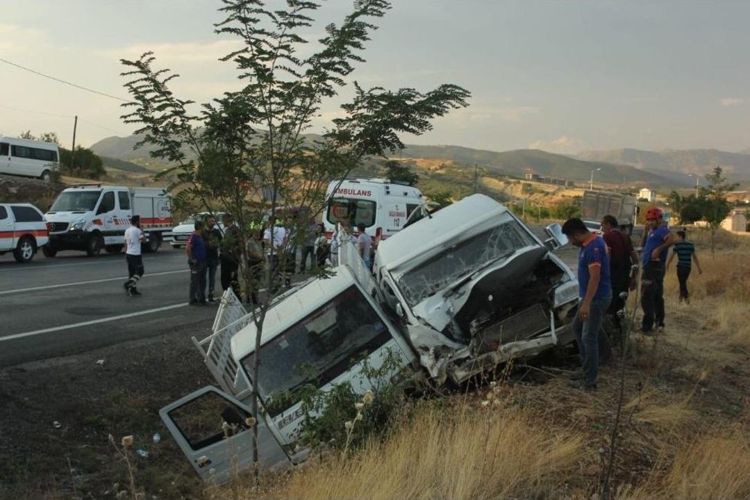 Tunceli-elazığ Karayolunda Trafik Kazası: 3&rsquo;&uuml; &Ccedil;ocuk 20 Yaralı