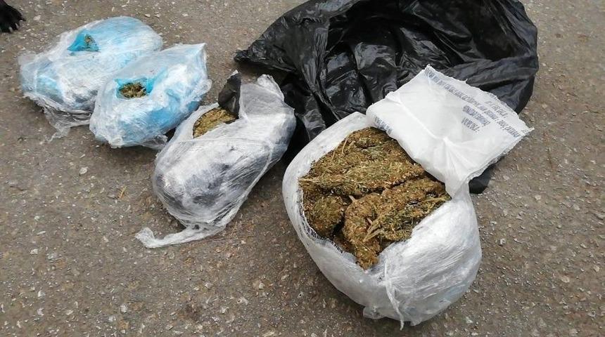 10 Kilo Esrarla Yakalanan Anne Ve Oğlu G&ouml;zaltına Alındı