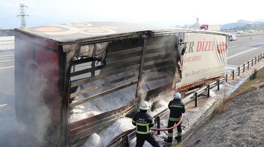 Bolu&rsquo;da Seyir Halindeki Tırın Dorsesinde Yangın