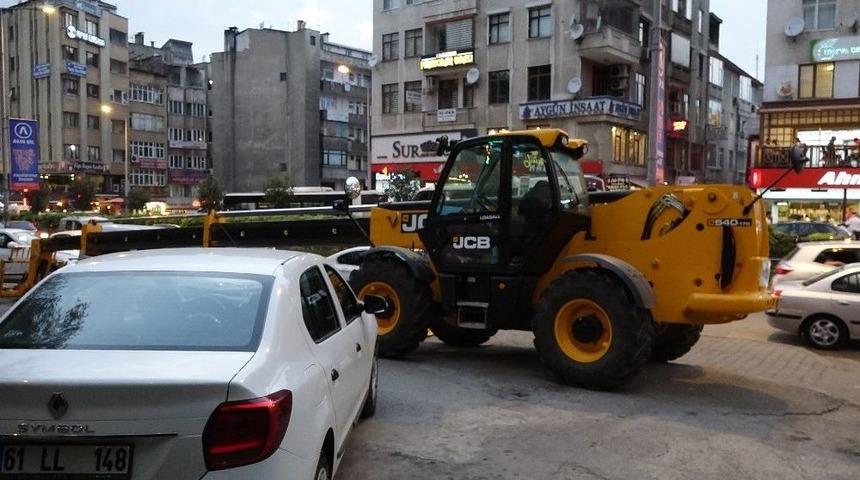 İş Makinesi Otoparkın &Ouml;n&uuml;ne &Ccedil;ekildi, Ara&ccedil;lar Mahsur Kaldı