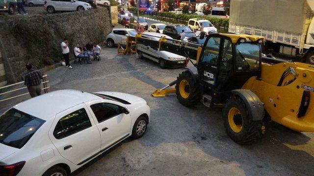 İş Makinesi Otoparkın Önüne Çekildi, Araçlar Mahsur Kaldı