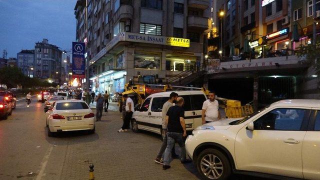 İş Makinesi Otoparkın Önüne Çekildi, Araçlar Mahsur Kaldı