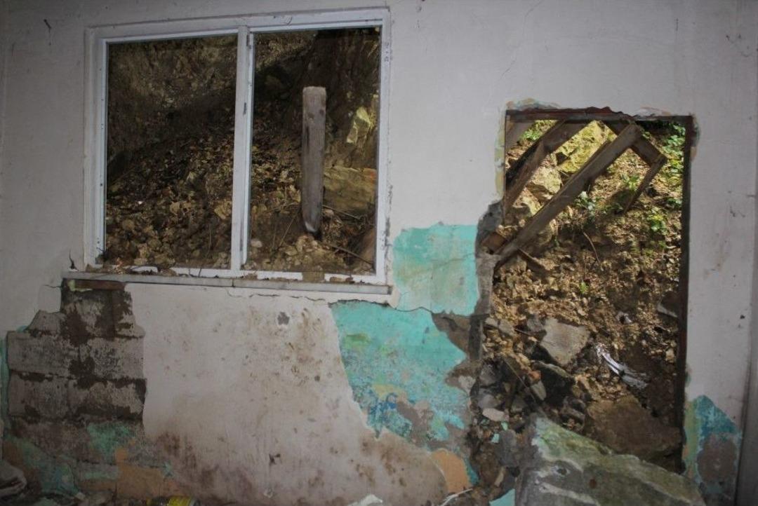 G&ouml;&ccedil;&uuml;kte Evinin Bir Odası Kullanılamaz Hale Gelen Kadın Yardım Bekliyor