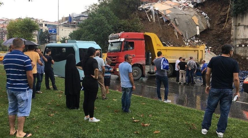 Evleri M&uuml;h&uuml;rlenen Vatandaşların Yağış Altında Bekleyişi S&uuml;r&uuml;yor