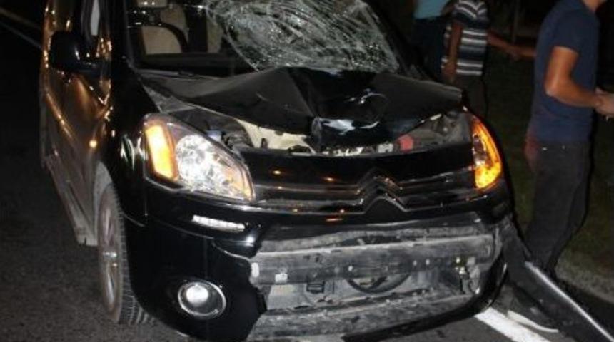 Yoldaki Tel &Ouml;rg&uuml;lerden Ge&ccedil;mek İsterken Aracın &Uuml;zerine D&uuml;şen Şahıs &Ouml;ld&uuml;