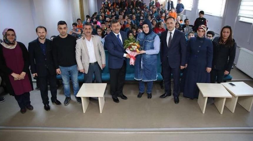 Başkan Karabacak, Kariyer G&uuml;nleri&rsquo;nde &Ouml;ğrencilerle Bir Araya Geldi