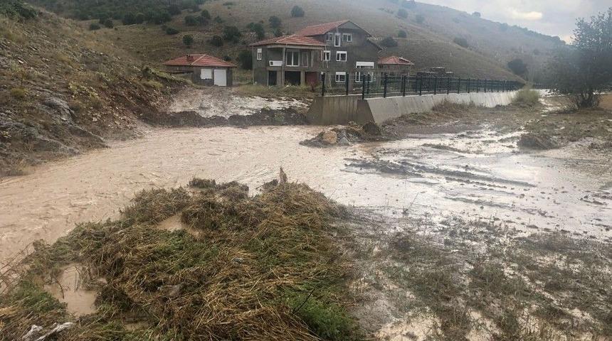 Sağanak Yağış Taşkınlara Neden Oldu