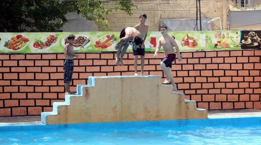 Sıcaktan Bunalan T&uuml;rk Ve Suriyeli Gen&ccedil;ler Havuzda Y&uuml;zerek Serinliyor