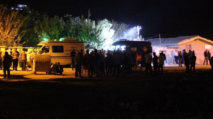 Y&uuml;zleri Maskeli Şahıslar Karı Kocayı &Ouml;ld&uuml;r&uuml;p, Kızlarını Darp Etti