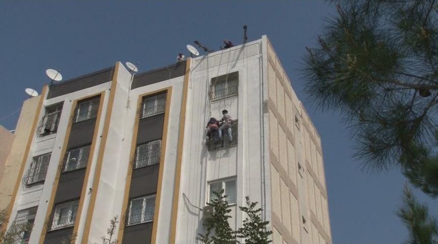 İskele D&uuml;şt&uuml;, Boyacılar 6. Katın Demir Şebekesinde Mahsur Kaldı