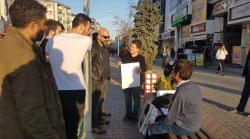 Polis Memurunun Atat&uuml;rk Hassasiyeti Vatandaşlardan Alkış Aldı