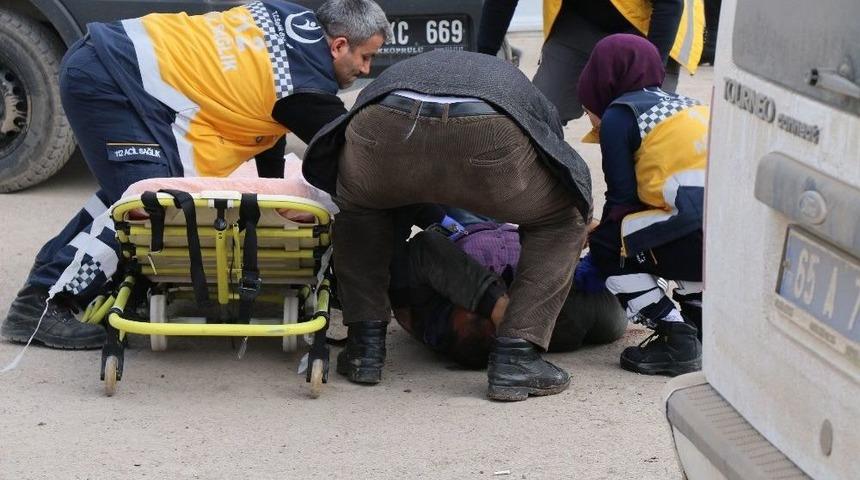 Saray&rsquo;da Sopalı Bı&ccedil;aklı Kavga: 6 Yaralı