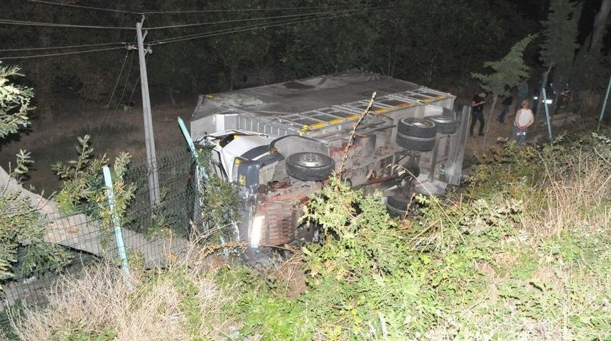 Yoldan &Ccedil;ıkan Kamyon Bah&ccedil;eye U&ccedil;tu: 1 Yaralı