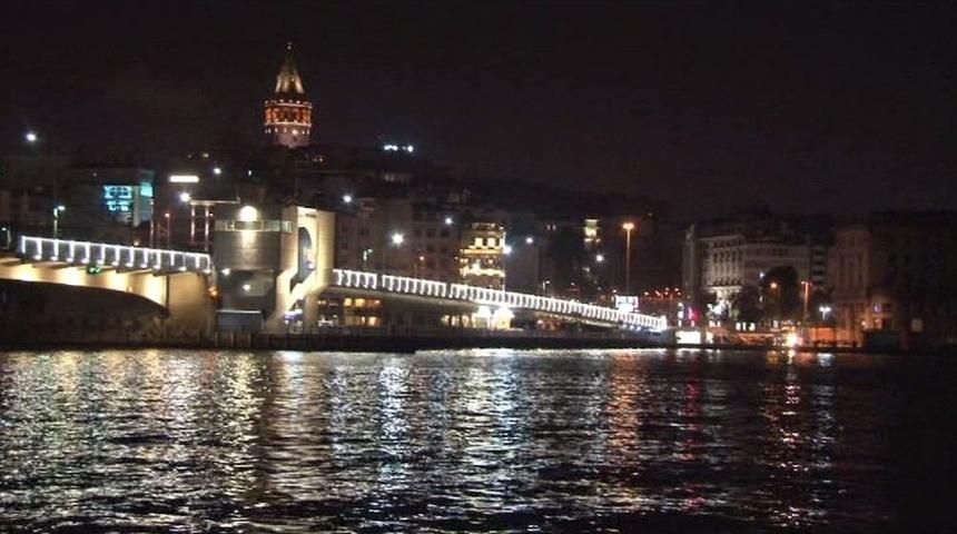 Galata K&ouml;pr&uuml;s&uuml; Altında Yunuslar G&ouml;sterisi B&uuml;y&uuml;k Beğeni Topladı