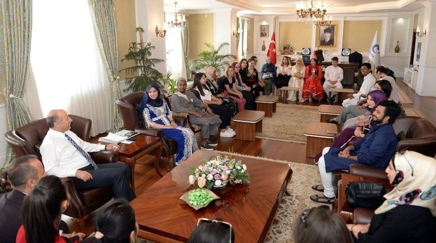 Vali Azizoğlu&rsquo;na 17 Farklı &Uuml;lkeden &Ouml;ğrenci Ziyareti