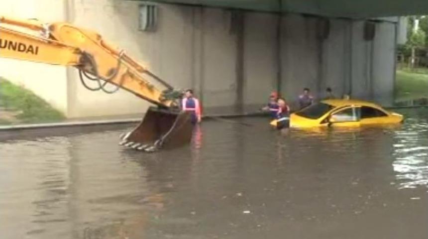 Vatan Caddesi&rsquo;nde Dev R&ouml;gar Kapakları A&ccedil;ılıp Sular Tahliye Edildi