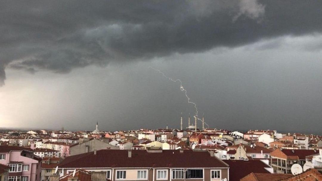 G&ouml;ky&uuml;z&uuml; Bir Anda Karardı, Her Yer Beyaza B&uuml;r&uuml;nd&uuml;