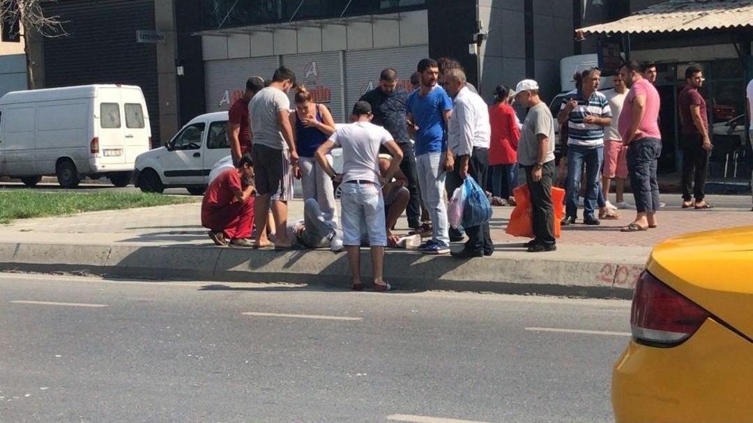 (&ouml;zel) Motosikletli Şahsın Yayaya &Ccedil;arpıp Seke Seke Olay Yerinden Ka&ccedil;ma Anları Kamerada