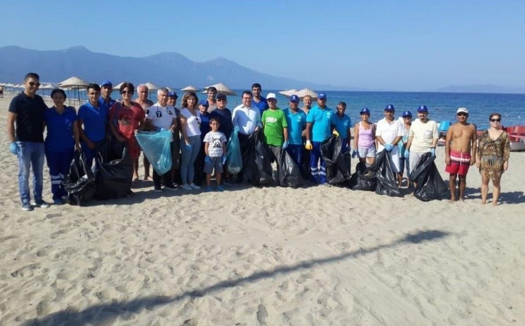 Vatandaşlar B&uuml;y&uuml;kşehir Ekipleriyle Sahilde Temizlik Yaptı
