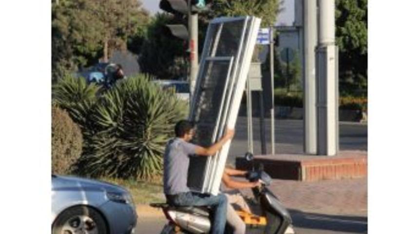 (özel) Motosikletle Kapı Taşıyan İkili Pes Dedirtti