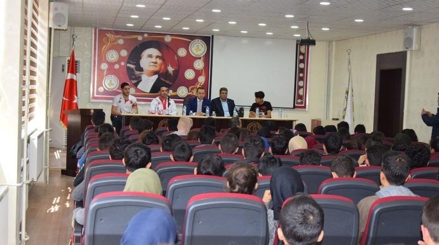 Şampiyonlar &Ouml;ğrencilerle Buluştu