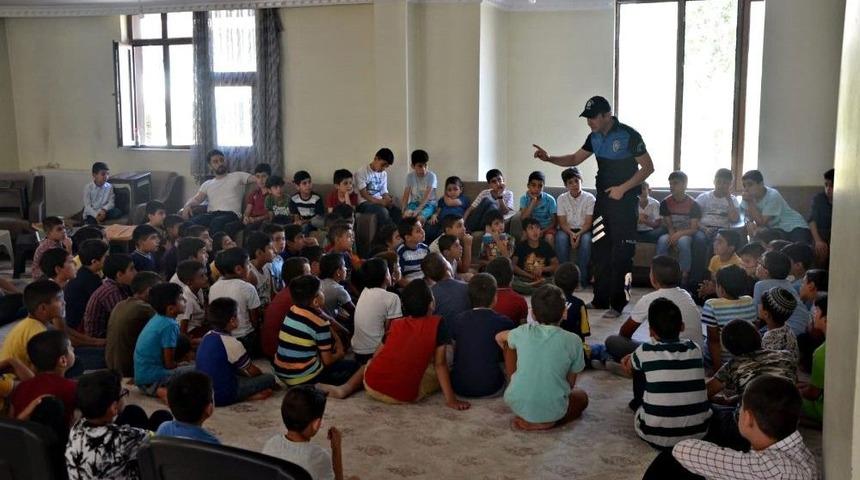 Polis Bayram &Ouml;ncesi &Ccedil;ocukları Uyardı